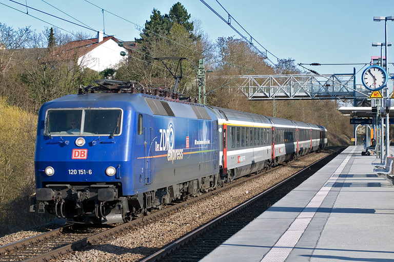 120 151 mit IC 184 bei km 14,2 (April 2010)