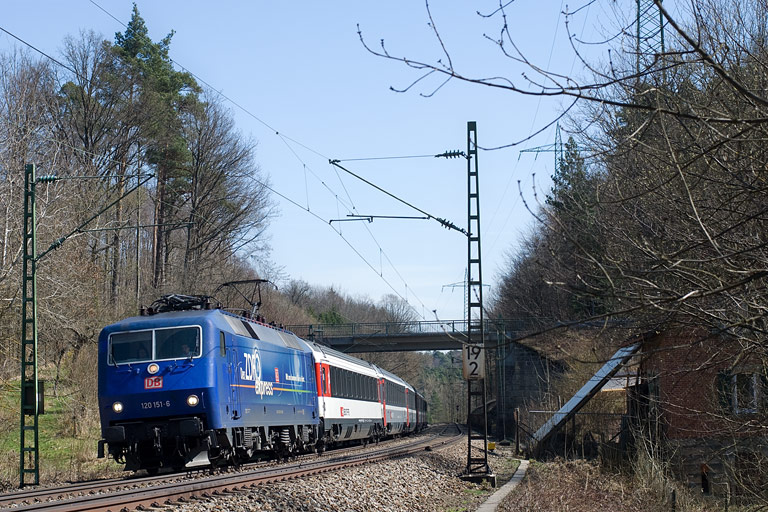 120 151 mit IC 185 bei km 19,2 (April 2010)
