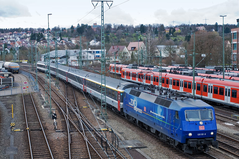 120 151 mit IC 280 bei km 16,0 (April 2010)