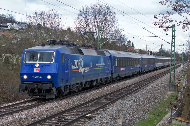 120 151 mit IC 281 bei km 12,8 (April 2010)