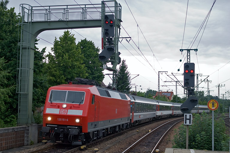 120 151 mit IC 281 bei km 16,6 (Juli 2010)