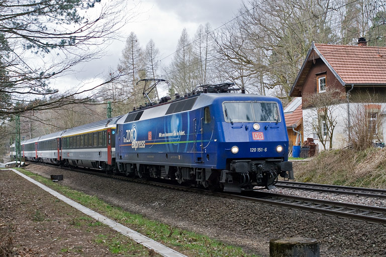 120 151 mit IC 282 bei km 18,2 (April 2010)
