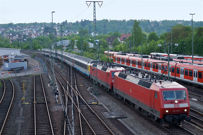 120 152 und 120 144 mit IC 182 bei km 16,0 (Mai 2010)
