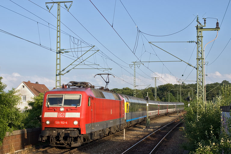 120 152 mit IC 182 bei km 16,8 (Juli 2010)