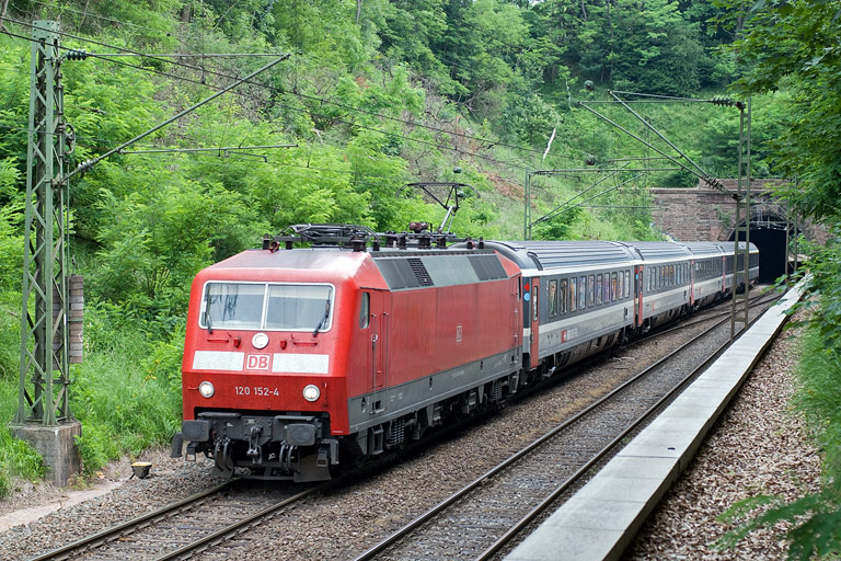 120 152 mit IC 185 bei km 18,0 (Juli 2010)