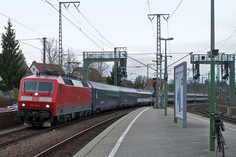 120 152 mit IC 283 bei km 16,6 (April 2010)