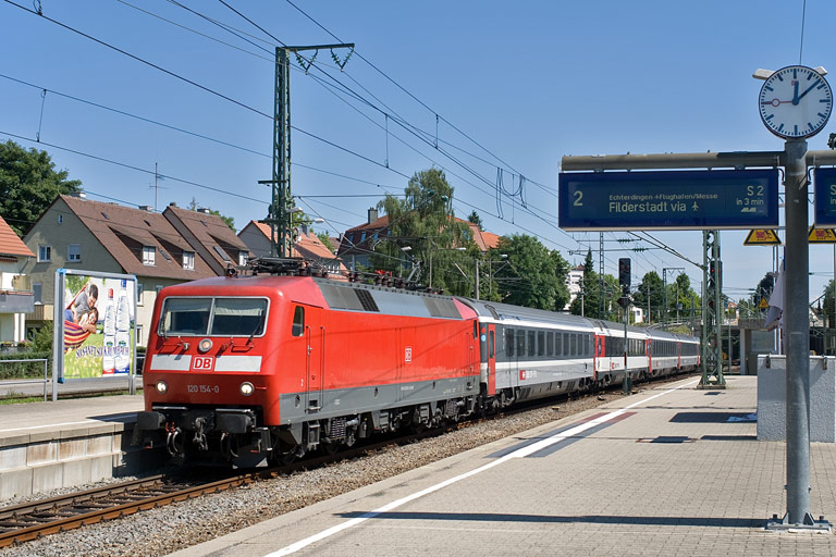 120 154 mit IC 185 bei km 15,6 (Juli 2010)
