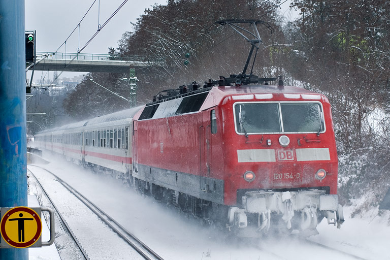 120 154 mit IC 2802 bei km 14,0 (Januar 2010)