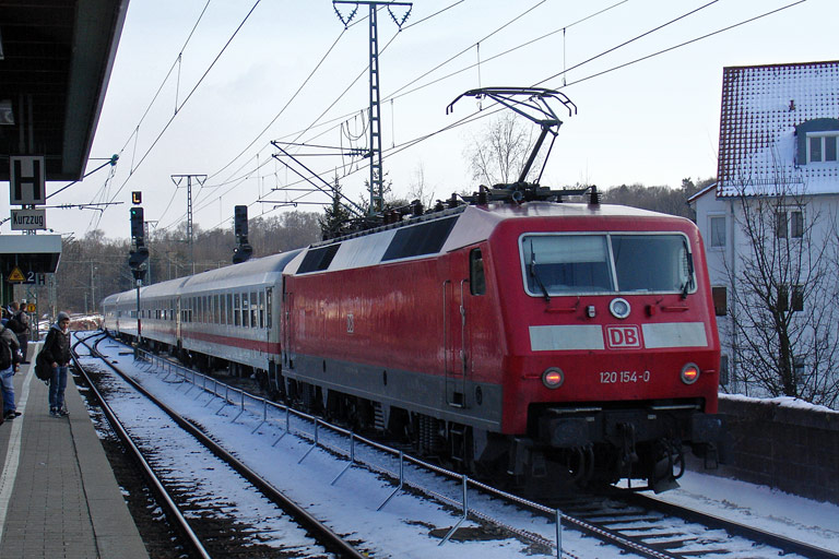 120 154 mit IC 2805 bei km 16,8 (M&auml;rz 2010)