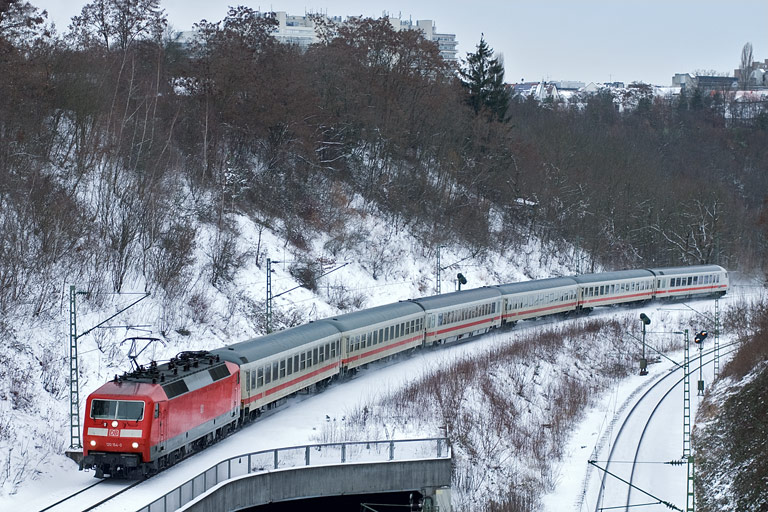 120 154 mit IC 2805 bei km 13,8 (Januar 2010)