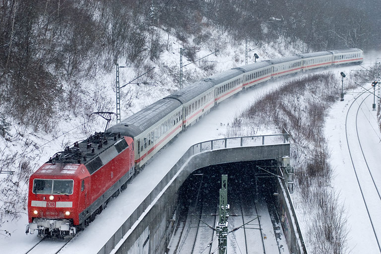 120 154 mit IC 2809 bei km 13,8 (Januar 2010)