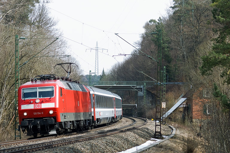 120 154 mit IC 487 bei km 19,2 (M&auml;rz 2010)