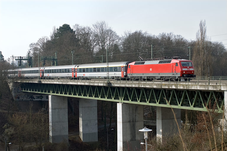 120 154 mit IC 488 bei km 14,6 (M&auml;rz 2010)