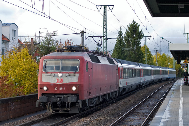 120 155 mit IC 281 bei km 16,8 (Oktober 2010)