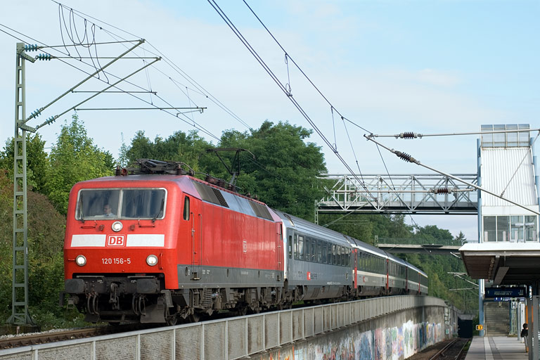 120 156 mit IC 181 bei km 14,2 (Juli 2010)