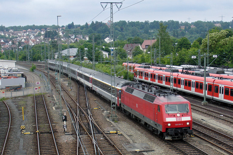 120 156 mit IC 186 bei km 16,0 (Juni 2010)