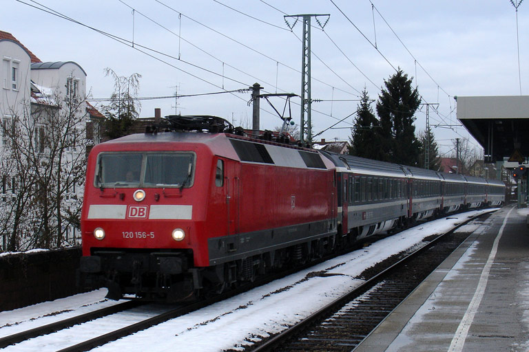 120 156 mit IC 487 bei km 16,8 (Januar 2010)