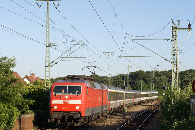 120 157 mit IC 182 bei km 16,8 (Juli 2010)