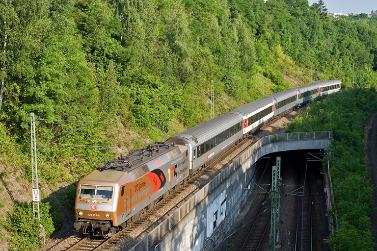 120 159 mit IC 181 bei km 13,8 (Juni 2010)