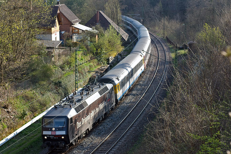 120 159 mit IC 184 bei km 11,0 (April 2010)
