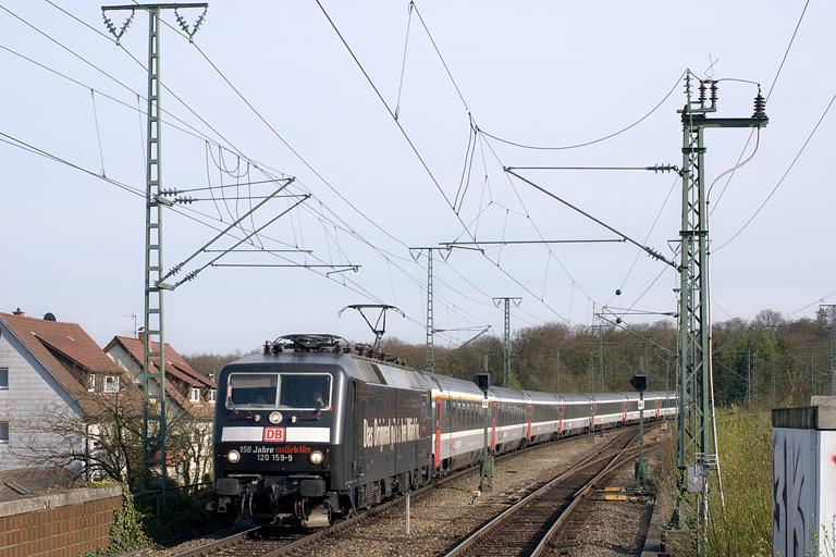 120 159 mit IC 184 bei km 16,8 (April 2010)