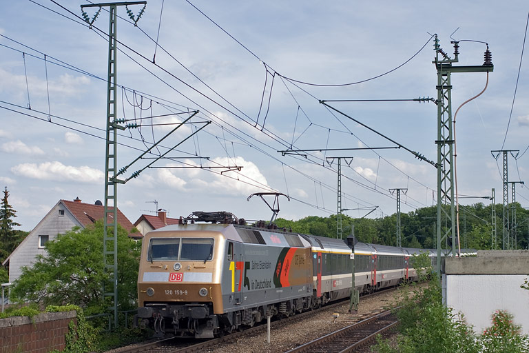 120 159 mit IC 184 bei km 16,8 (Mai 2010)