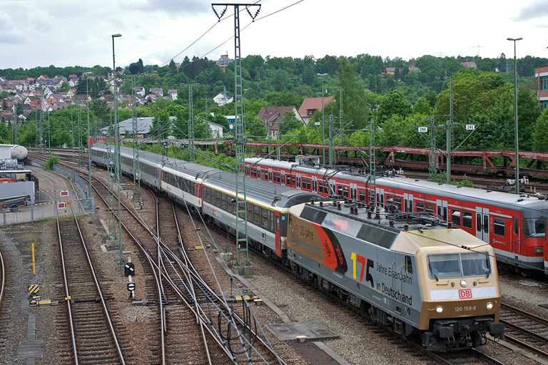 120 159 mit IC 184 bei km 16,0 (Mai 2010)