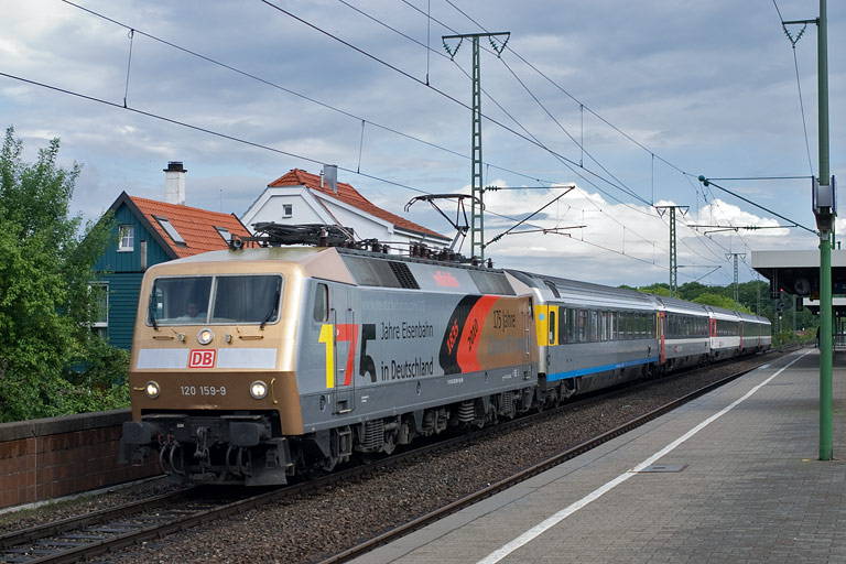 120 159 mit IC 184 bei km 16,8 (Mai 2010)