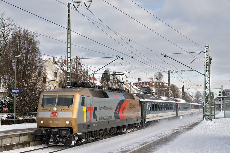 120 159 mit IC 185 bei km 15,6 (Dezember 2010)