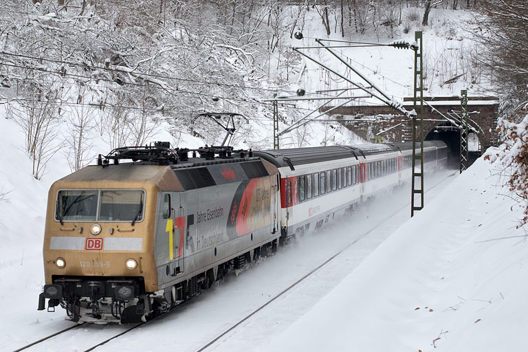 120 159 mit IC 187 bei km 17,8 (Dezember 2010)