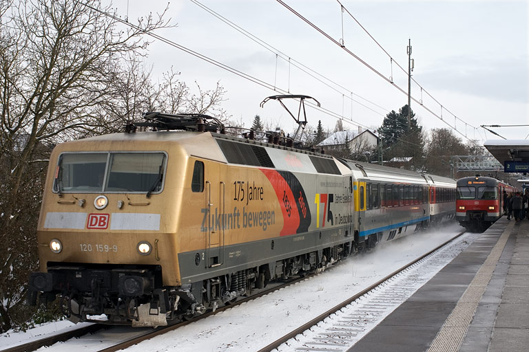 120 159 mit IC 280 bei km 14,0 (Dezember 2010)