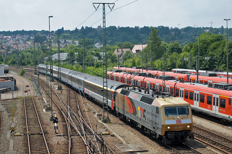 120 159 mit IC 280 bei km 16,0 (Juni 2010)