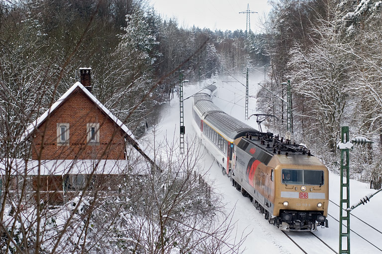 120 159 mit IC 282 bei km 19,2 (Dezember 2010)