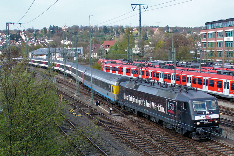 120 159 mit IC 284 bei km 16,0 (April 2010)