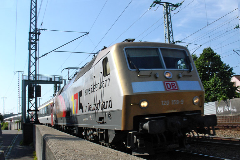 120 159 mit IC 284 bei km 16,6 (Juli 2010)