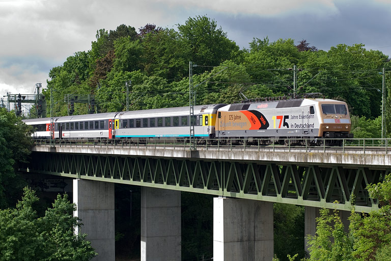 120 159 mit IC 284 bei km 14,6 (Mai 2010)
