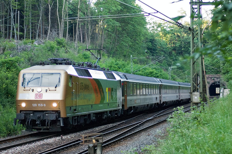 120 159 mit IC 285 bei km 18,0 (Juli 2010)