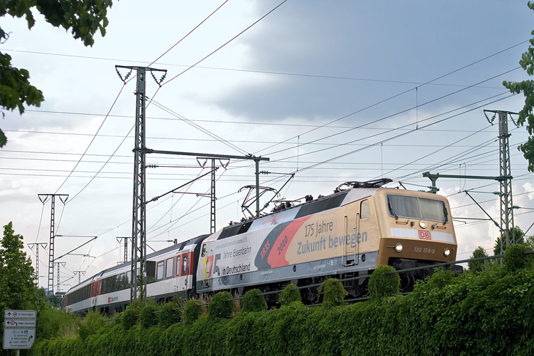 120 159 mit IC 285 bei km 16,4 (Juli 2010)