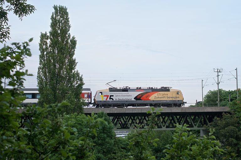 120 159 mit IC 285 bei km 14,6 (Mai 2010)