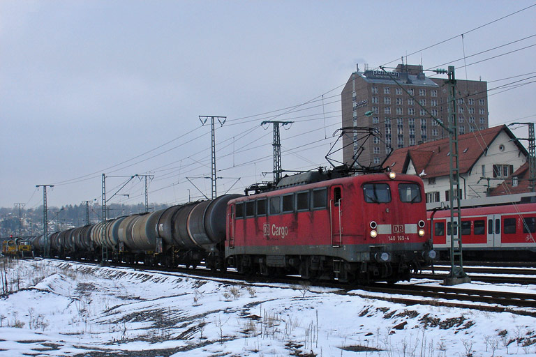 140 169 mit CFN 63050 bei km 15,6 (Januar 2010)