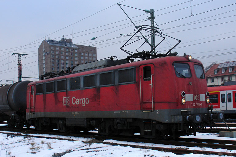 140 169 mit CFN 63050 bei km 15,6 (Januar 2010)