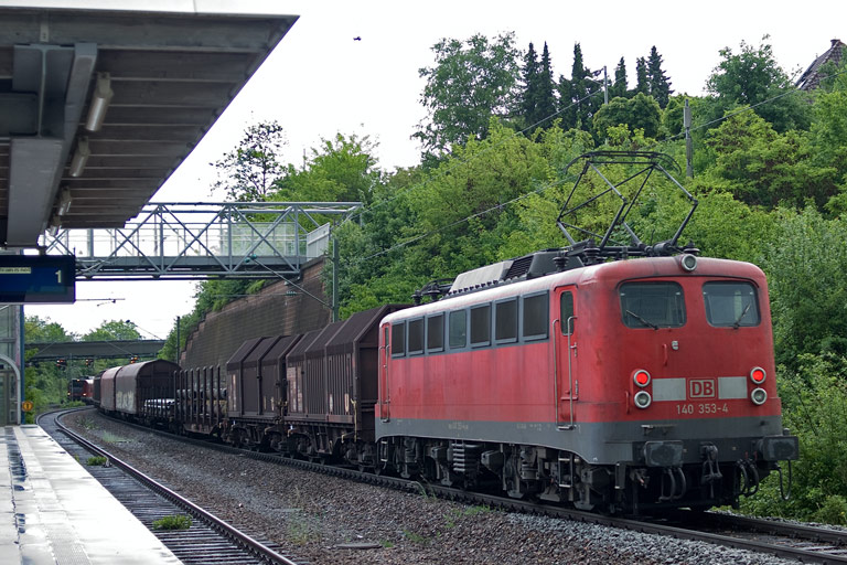 140 353 mit FE 44695 bei km 14,2 (Mai 2010)