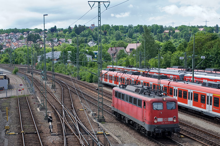 140 353 als Tfzf 69381 bei km 16,0 (Mai 2010)