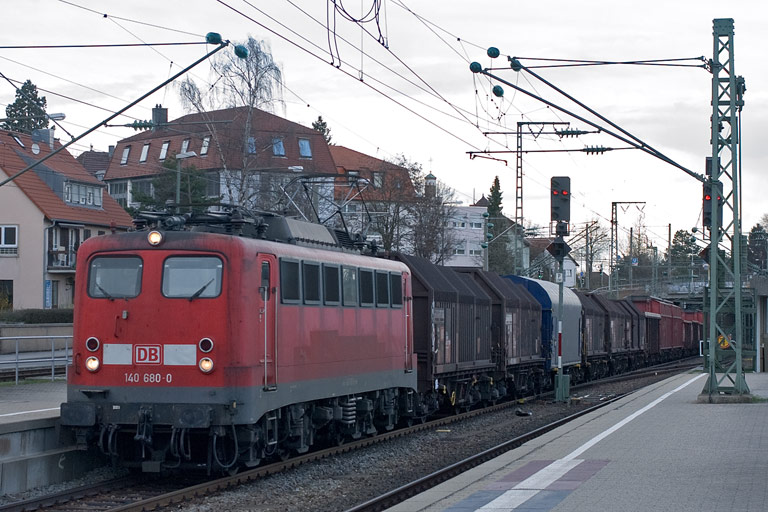 140 680 mit FZT 56173 bei km 15,6 (April 2010)