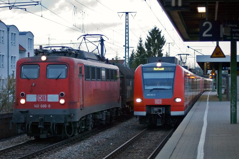 140 680 mit FZT 56173 und 425 813 als RE 19645 bei km 16,8 (M&auml;rz 2010)