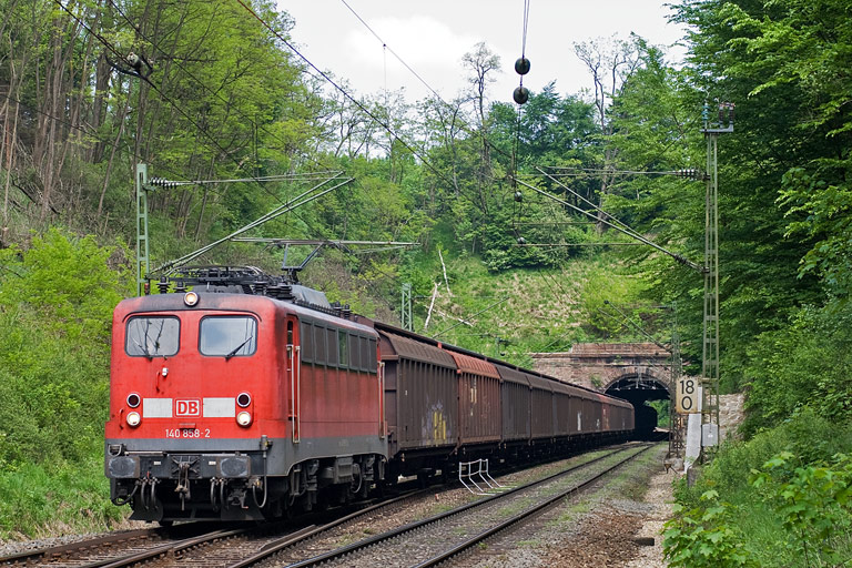 140 858 mit CFA 98733 bei km 18,0 (Mai 2010)