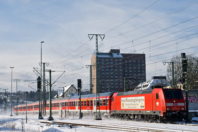 146 203 mit RE 19000 bei km 15,6 (Dezember 2010)