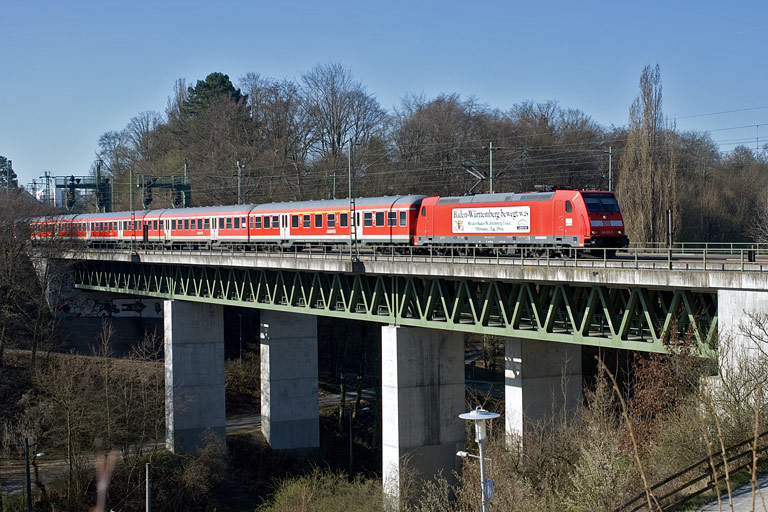 146 203 mit RE 19606 bei km 14,6 (April 2010)