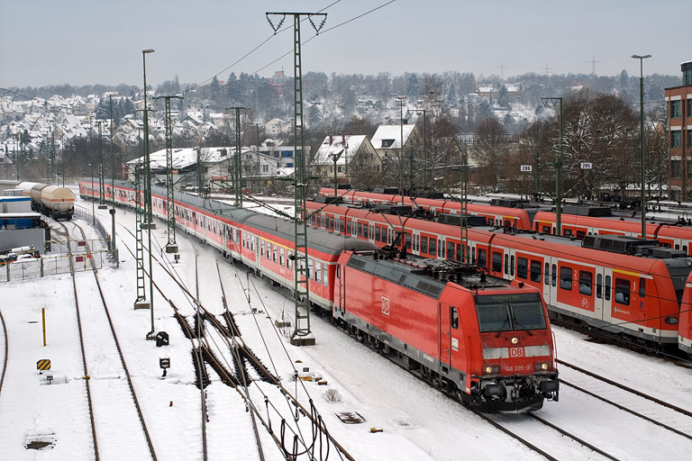 146 205 mit RE 76580 bei km 16,0 (Dezember 2010)