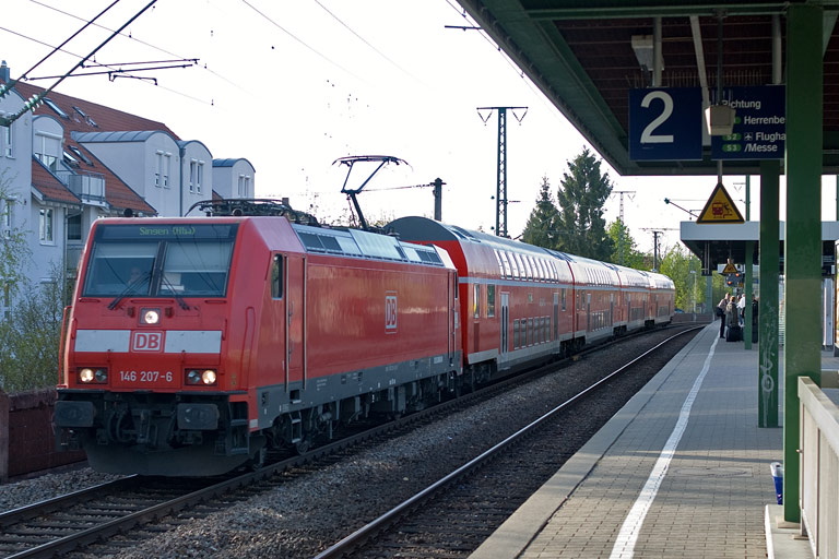 146 207 mit RE 19615 bei km 16,8 (April 2010)